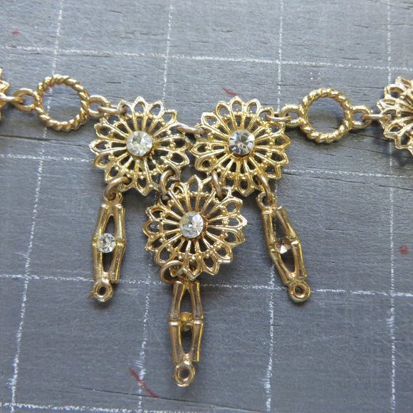 Pretty Gold toned flower necklace crystal center - Picture 3 of 8